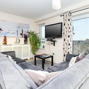 Waterfront Castle View 3 Bed Apartment