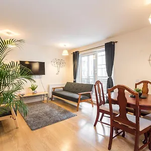 Elegant 2 Bedroom Centre - Free Parking - Private Balcony Apartment