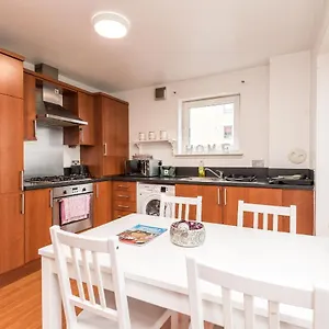 Modern Spacious 3 Bedroom Centre - Free Parking - Private Balcony Apartment