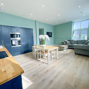 Beautiful 2br, Private Entry In Vibrant Leith Apartment