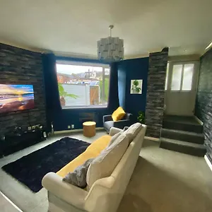 https://hidden-apartment-town-centre-getaway.tophotelsbath.com